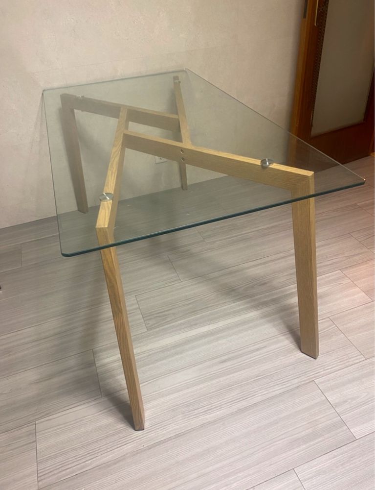 Mesa de vidro com as pernas em inox