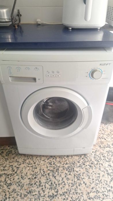 Máquina de lavar roupa Kunft com avaria