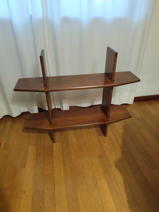 Vendo bar com arrumação no interior, prateleiras e bancos