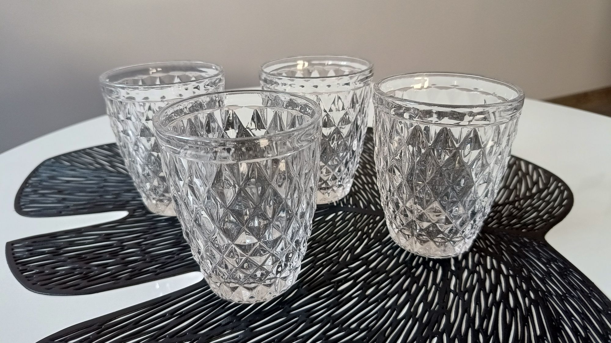 Zestaw 4 szklanek z wypukłym wzorem nowe bez metki