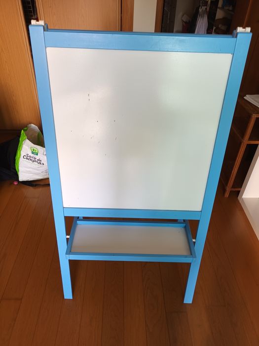 Cavalete com quadro de giz e quadro de marcadores