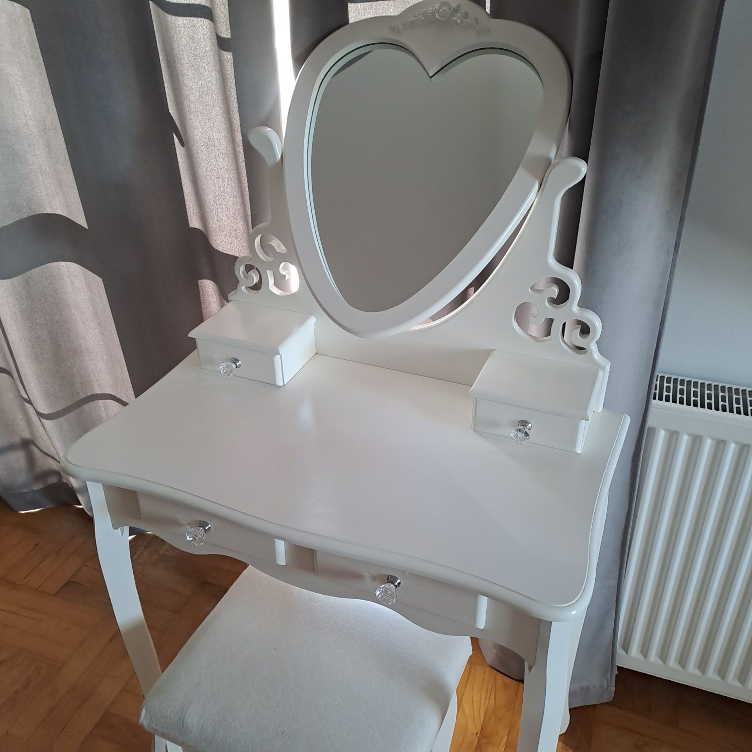Biała toaletka z lustrem serce taboret