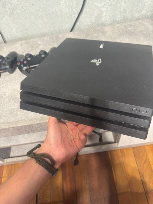 Продам Sony PlayStation 4 Pro 1TB