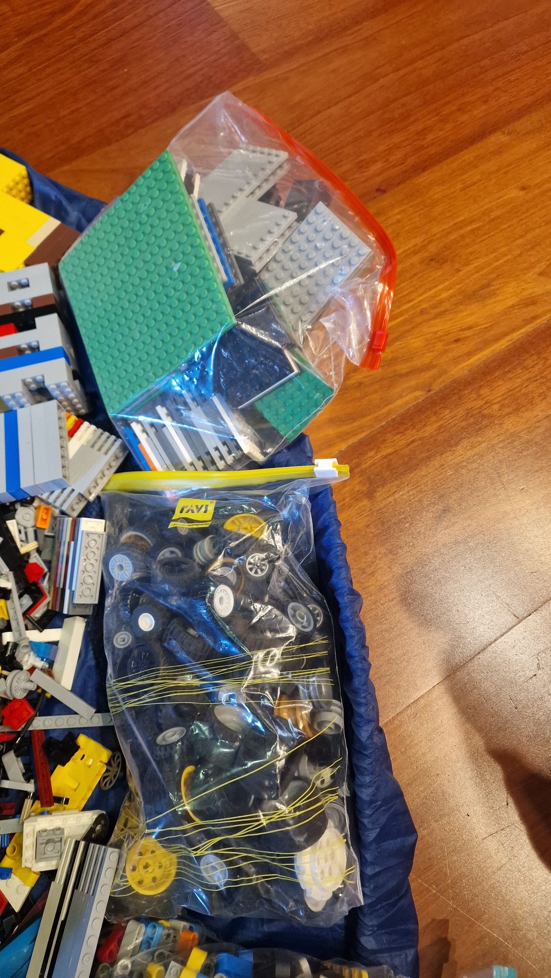 Lego (city, creator, technic)  12 kg, osobno silniczki, instrukcje