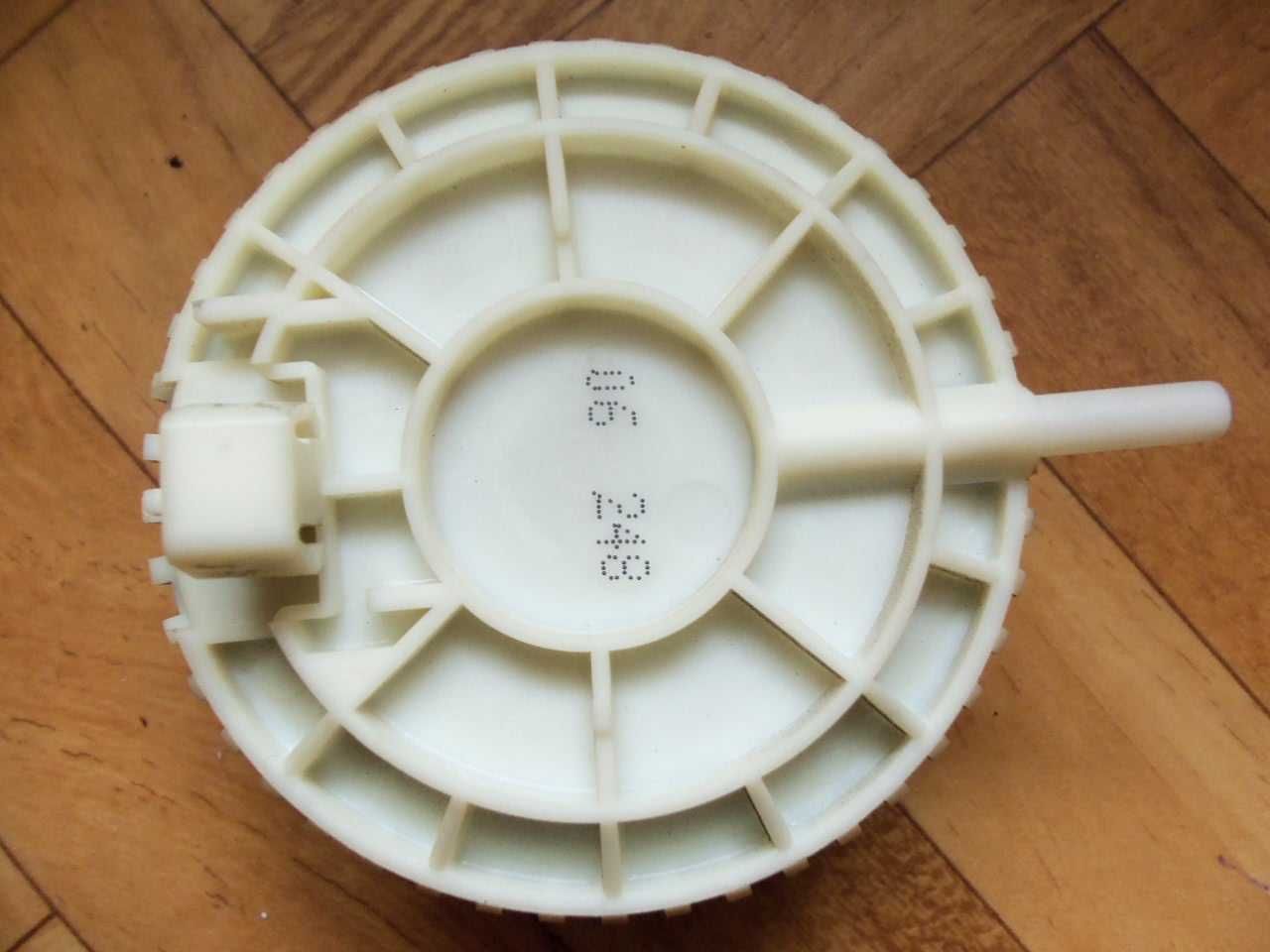 Hydrostat z pralki automatycznej Electrolux EWT 1012