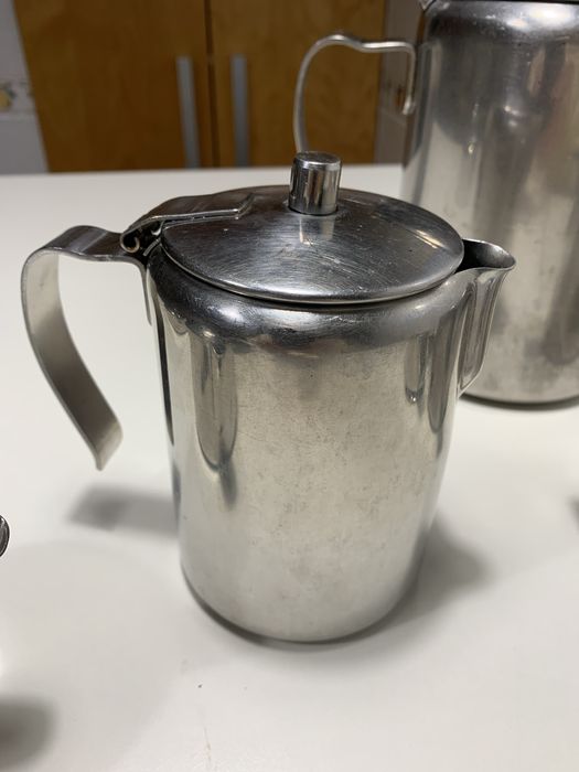 Cafeteiras, acucareiro e taca e aperitivos em inox