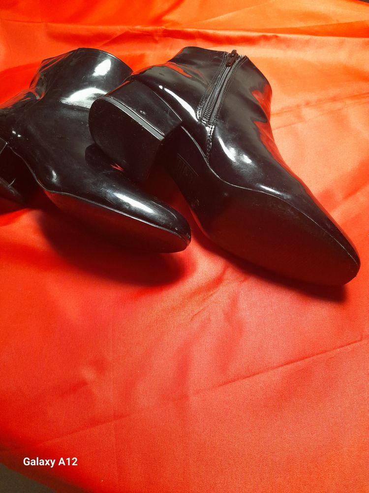 Botas em verniz no.38, da Sapataria Aldo