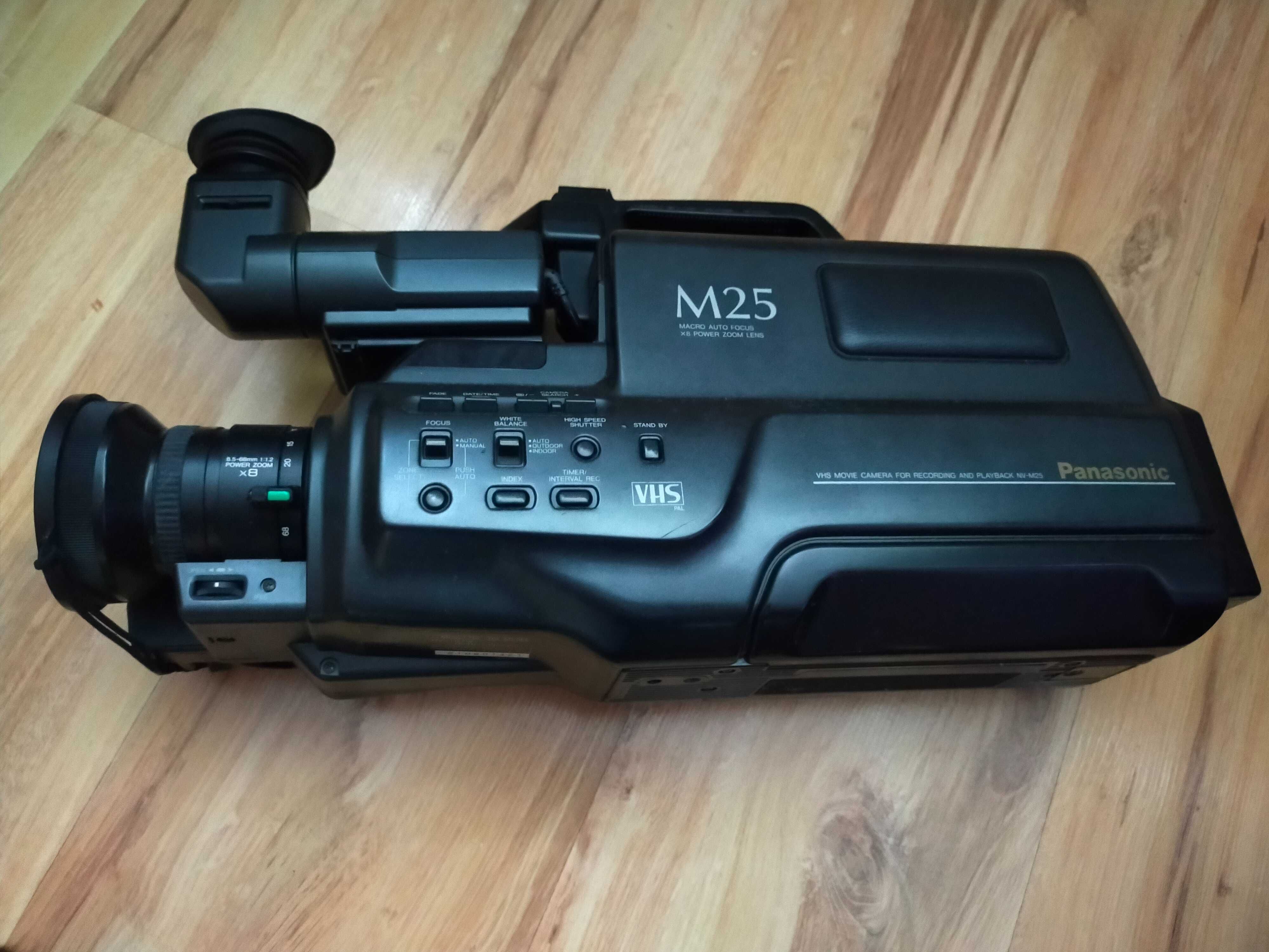 Kamera VHS Panasonic M25 z walizką i wyposażaniem. Instrukcje i dok.