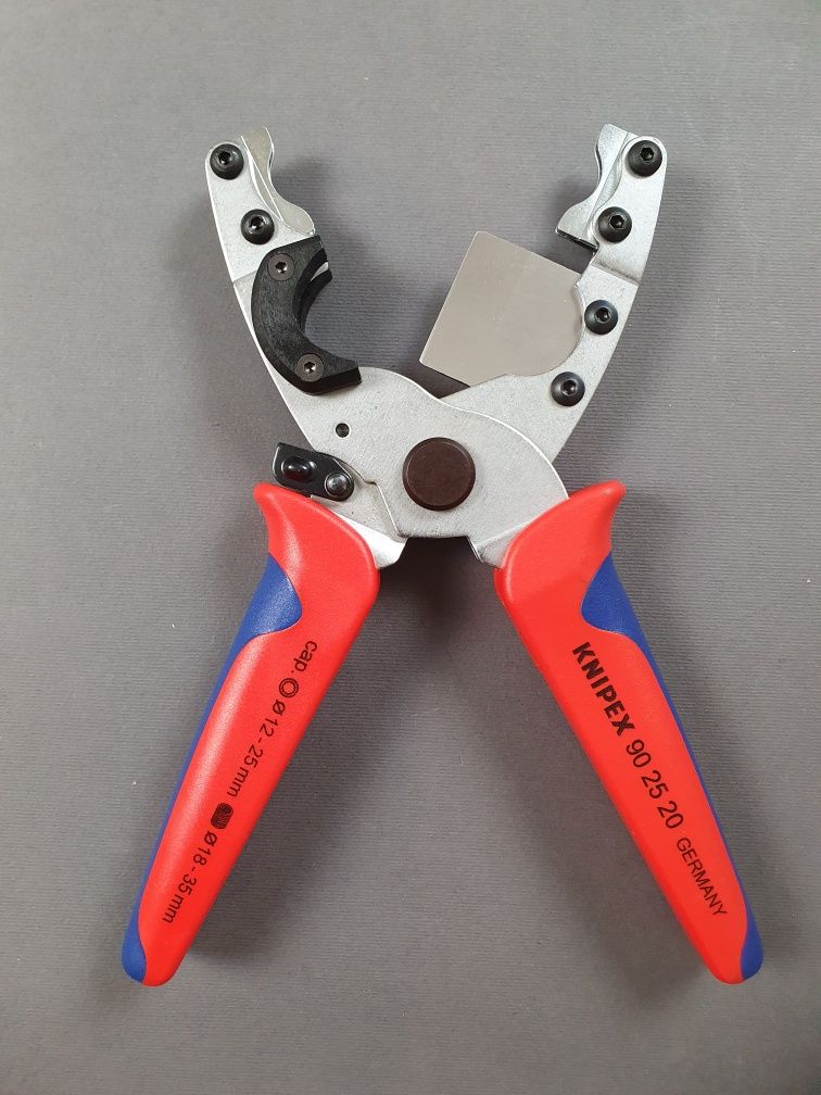 Труборез Knipex для пластиковых труб, шлангов и соединительных труб.