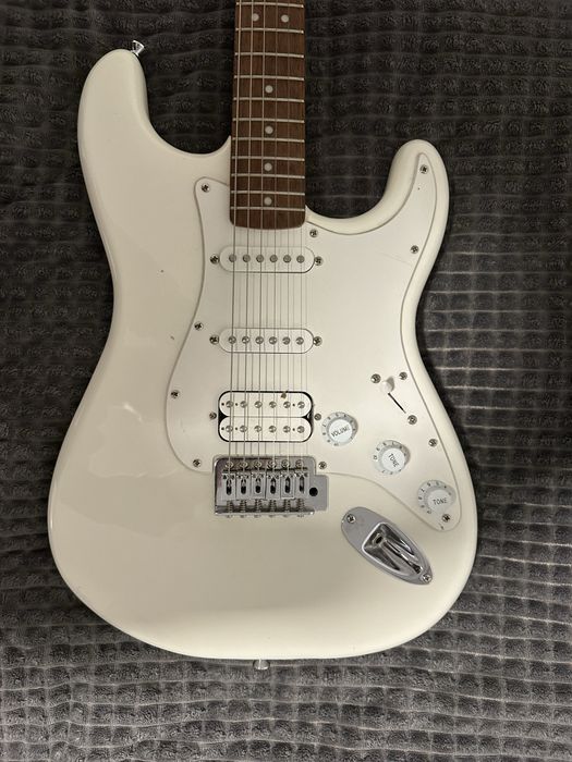Электрогитара Fender Squier Bullet Stratocaster Arctic White