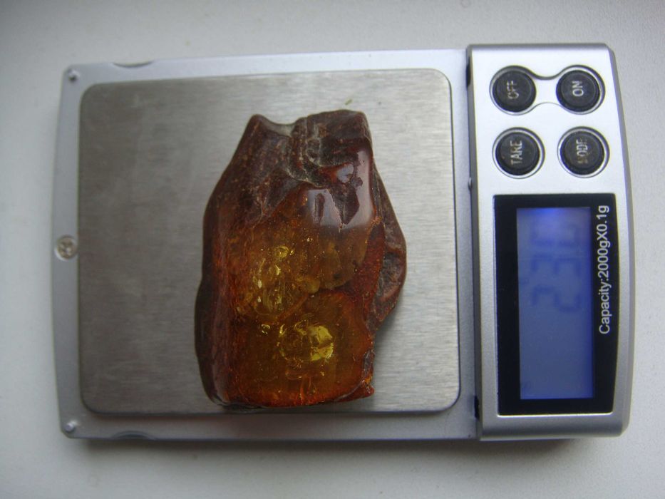 Бурштин (янтар) частково полірований