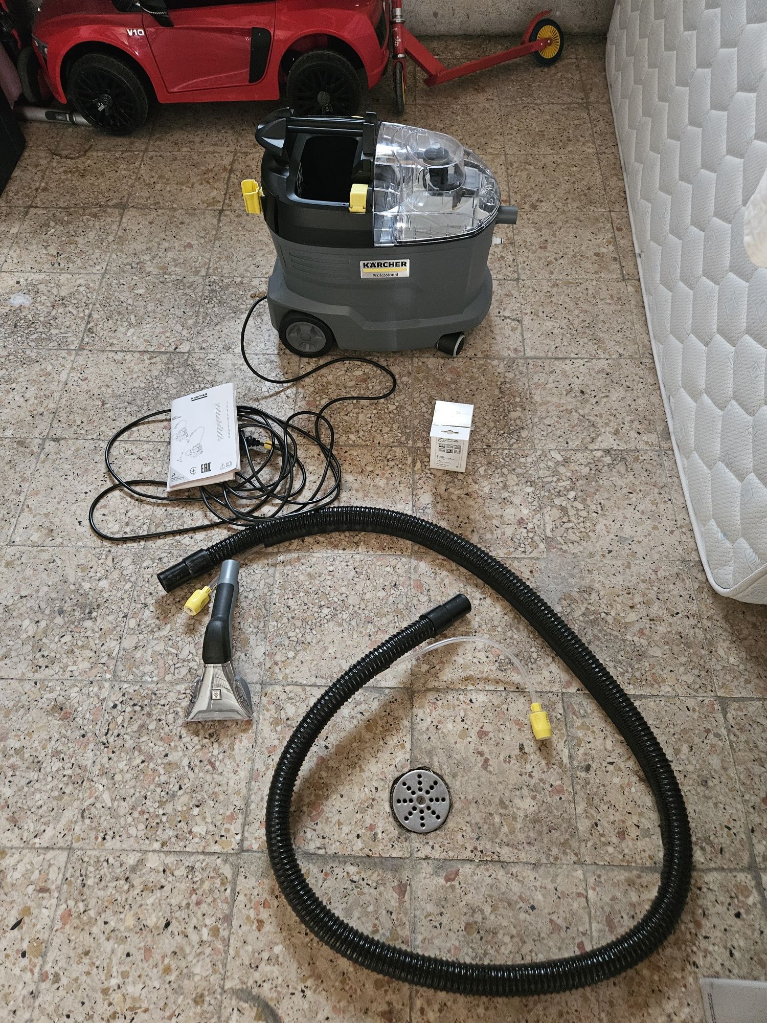 Maquina karcher  puzzi 8/1