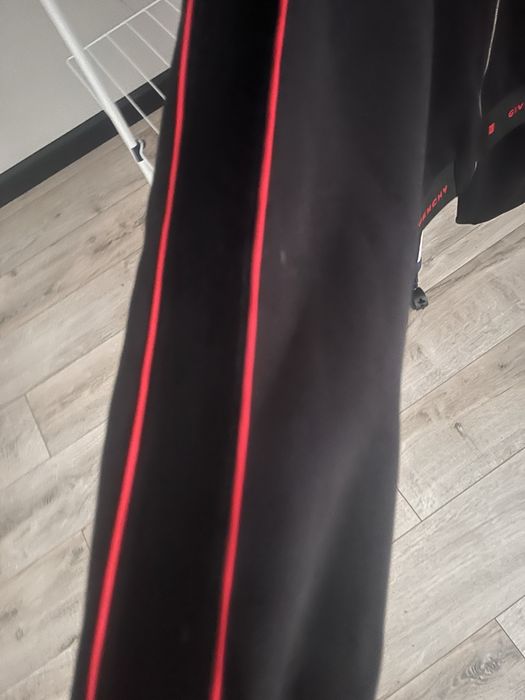 Продам  дуже гарний жіночий спортивний костюм