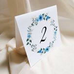 Numerki na stół weselny niebieskie kwiaty BLUE