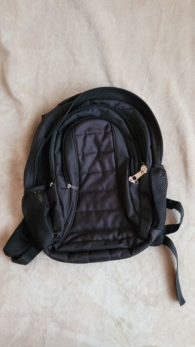 Czarny plecak z profilowanymi ramionam