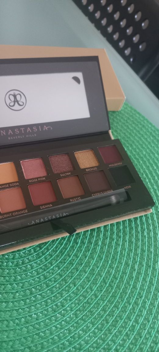 Palete de sombra olhos  nova  solf glam anastasia