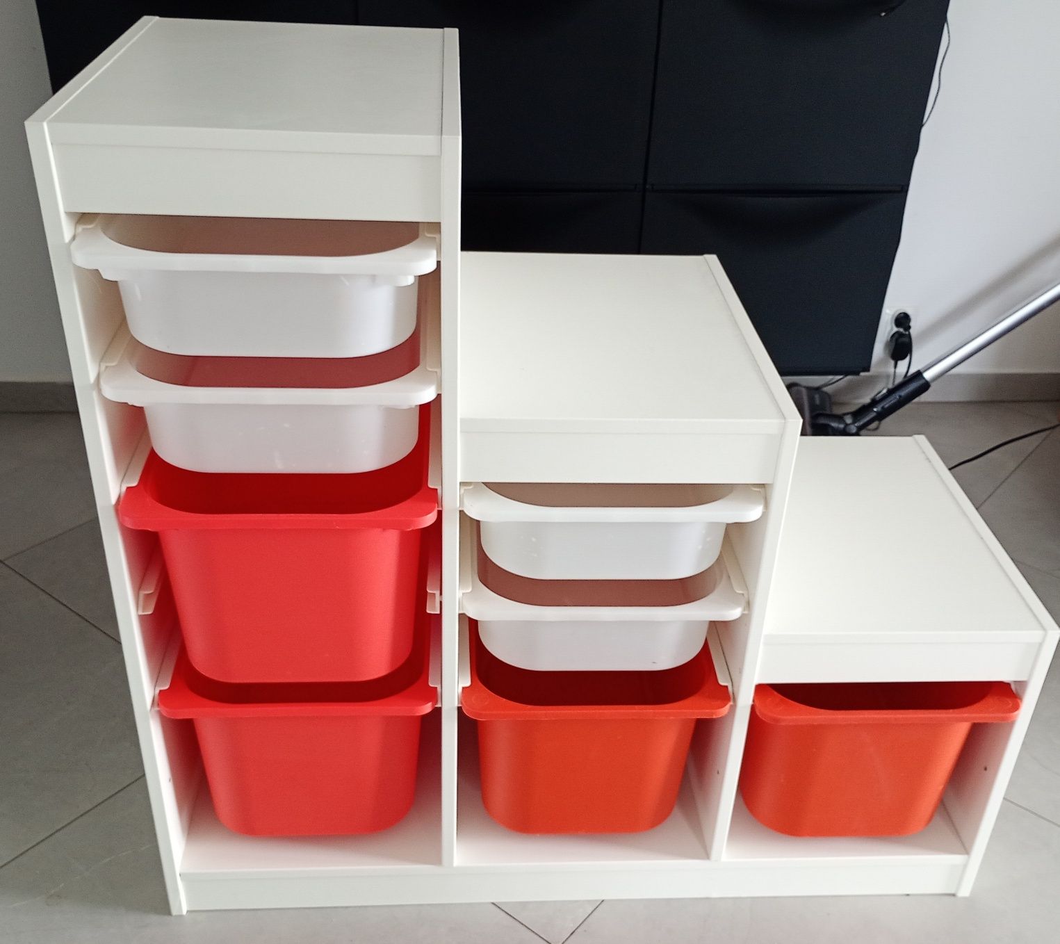 Regał ikea trofast z pojemnikami