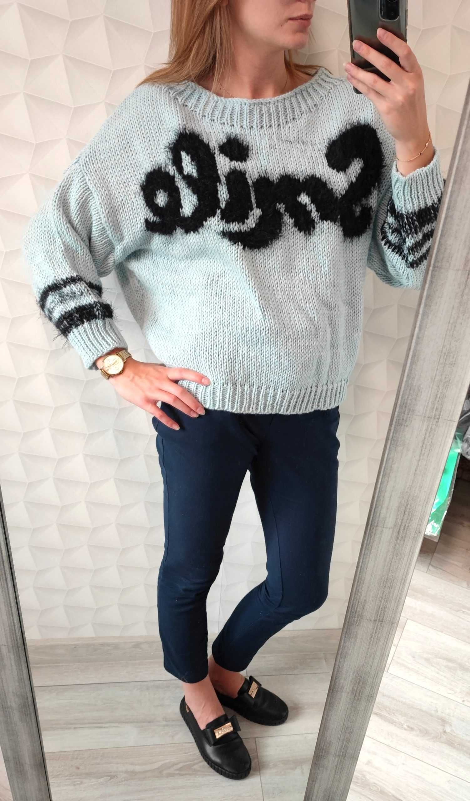 Luźny sweter damski z napisem “Smile” Minouu