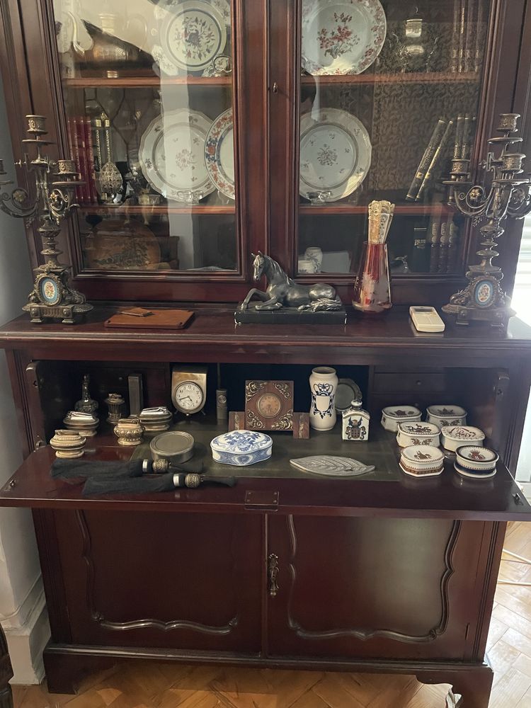 Vendo móvel clássico com mesa