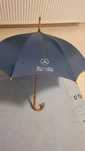Duzy parasol z logo Mercedens  Benz