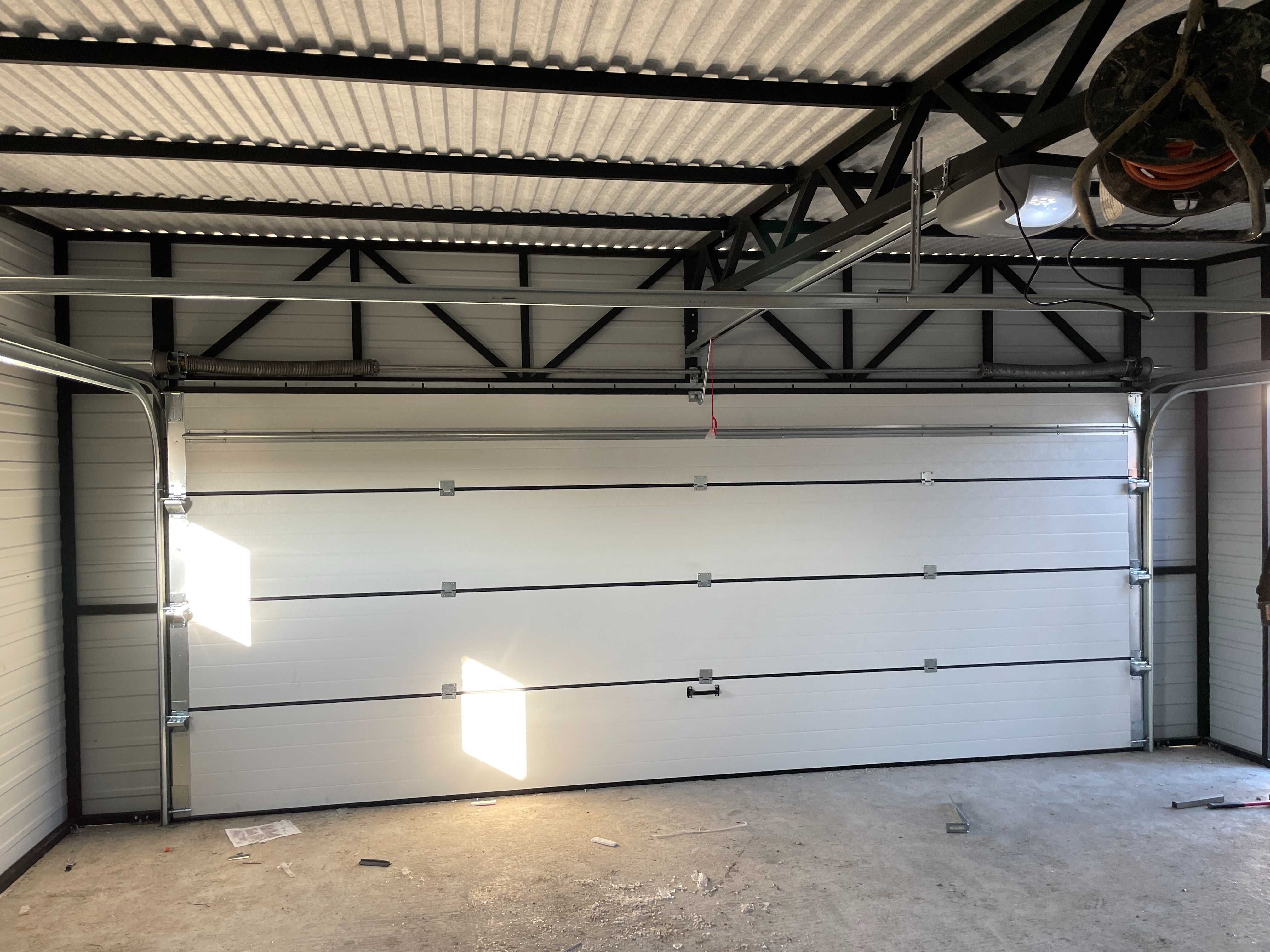 Solidny garaż blaszany z bramą segmentową Profil Zamknięty