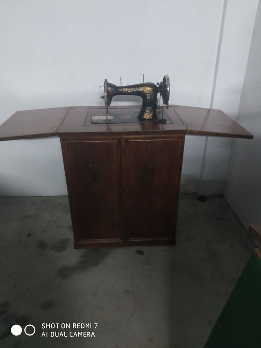 Móvel com maquina de costura
