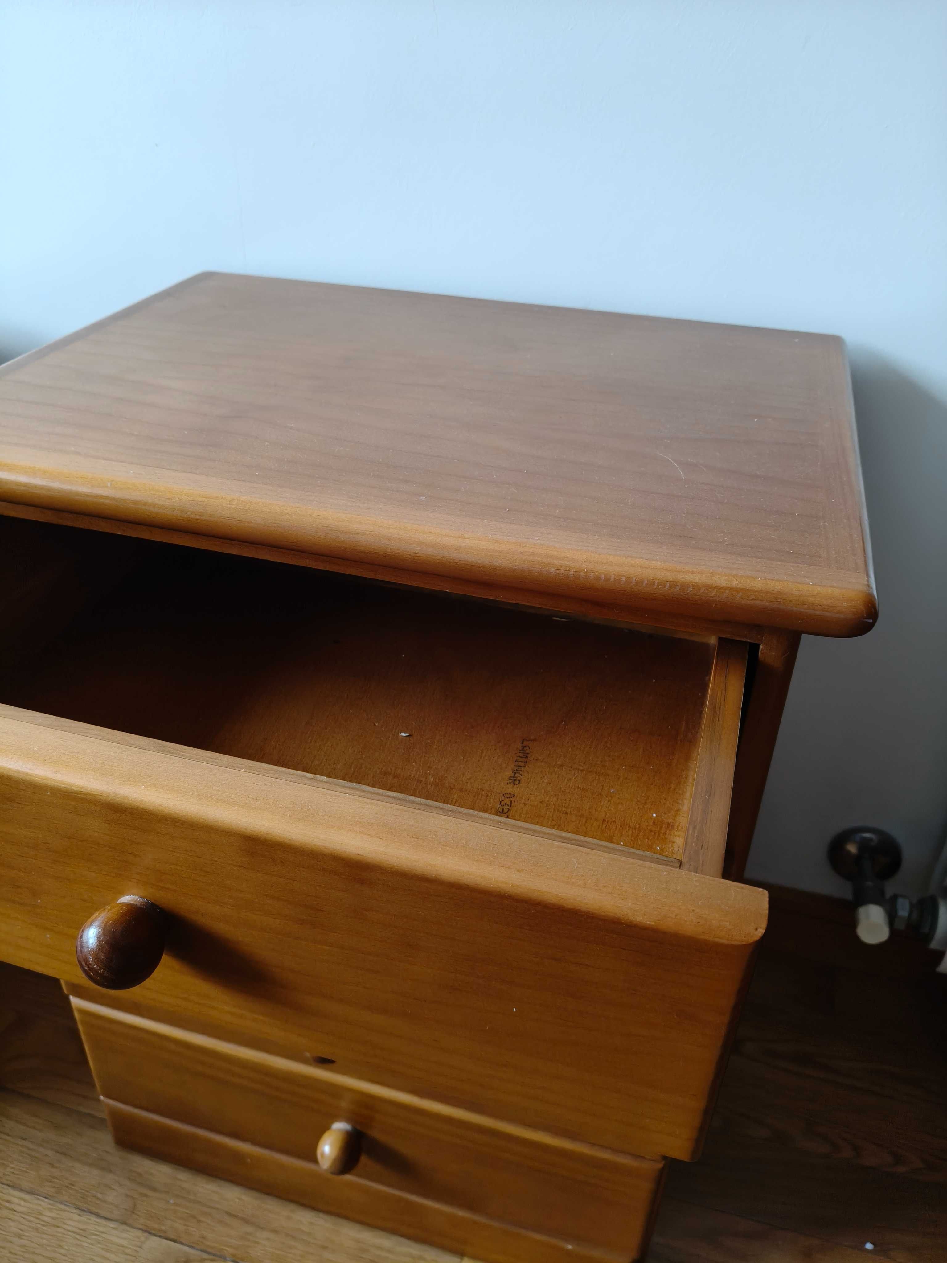 Cama robusta de madeira com colchão ortopédico e 1 mesa de cabeceira