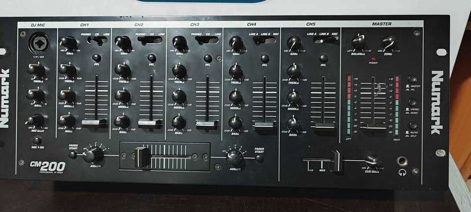 Mesa DJ ou instalação Numark CM200