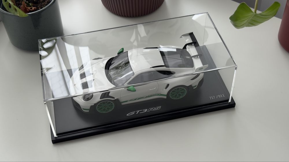 Spark 1:18 Porsche 911 (992) GT3 RS Tribute Carrera RS - limit 911 szt