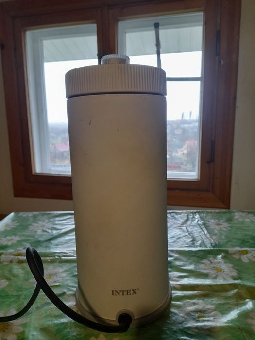 Фільтир насос на 3.8 куб , в ідеальному стані працював один мезон