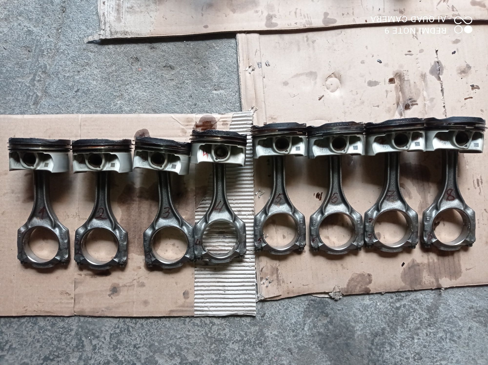 Tłoki z korbowodami silnika 4.4 V8. N63B44D. BMW