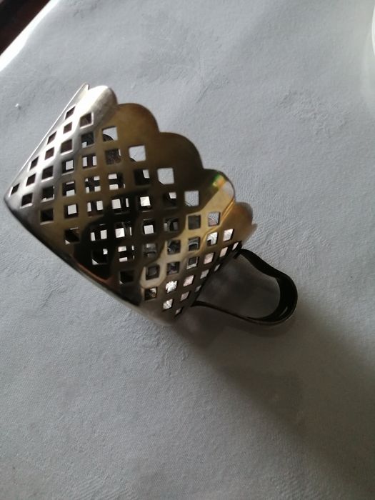 Parte exterior de chávena, em prata maciça.