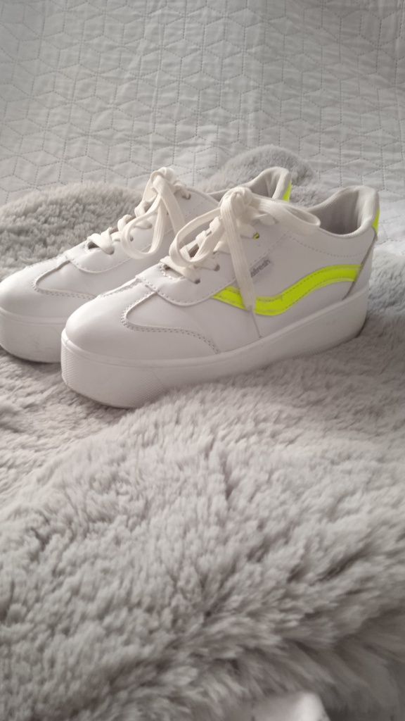 Buty na podwyższonej podeszwie 39