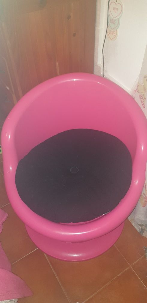 Cadeirão Ikea com arrumação rosa com almofada