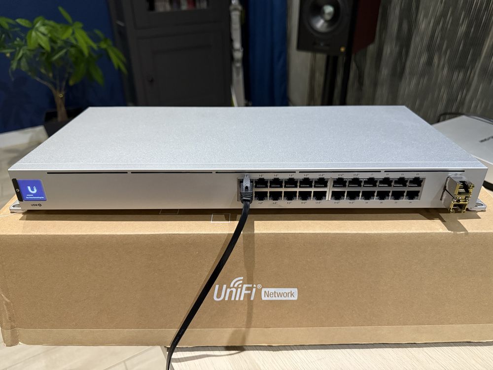 Swtich Ubiquiti USW-24-POE + 2 x wkładka SPF Stan jak nowy GW 30 dni
