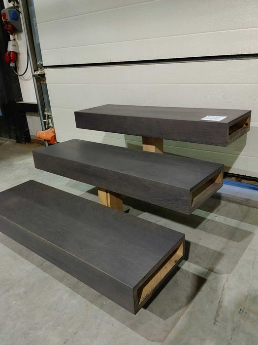 Stopnie półkowe lakierowane dębowe schody wspornikowe dąb lakierowany