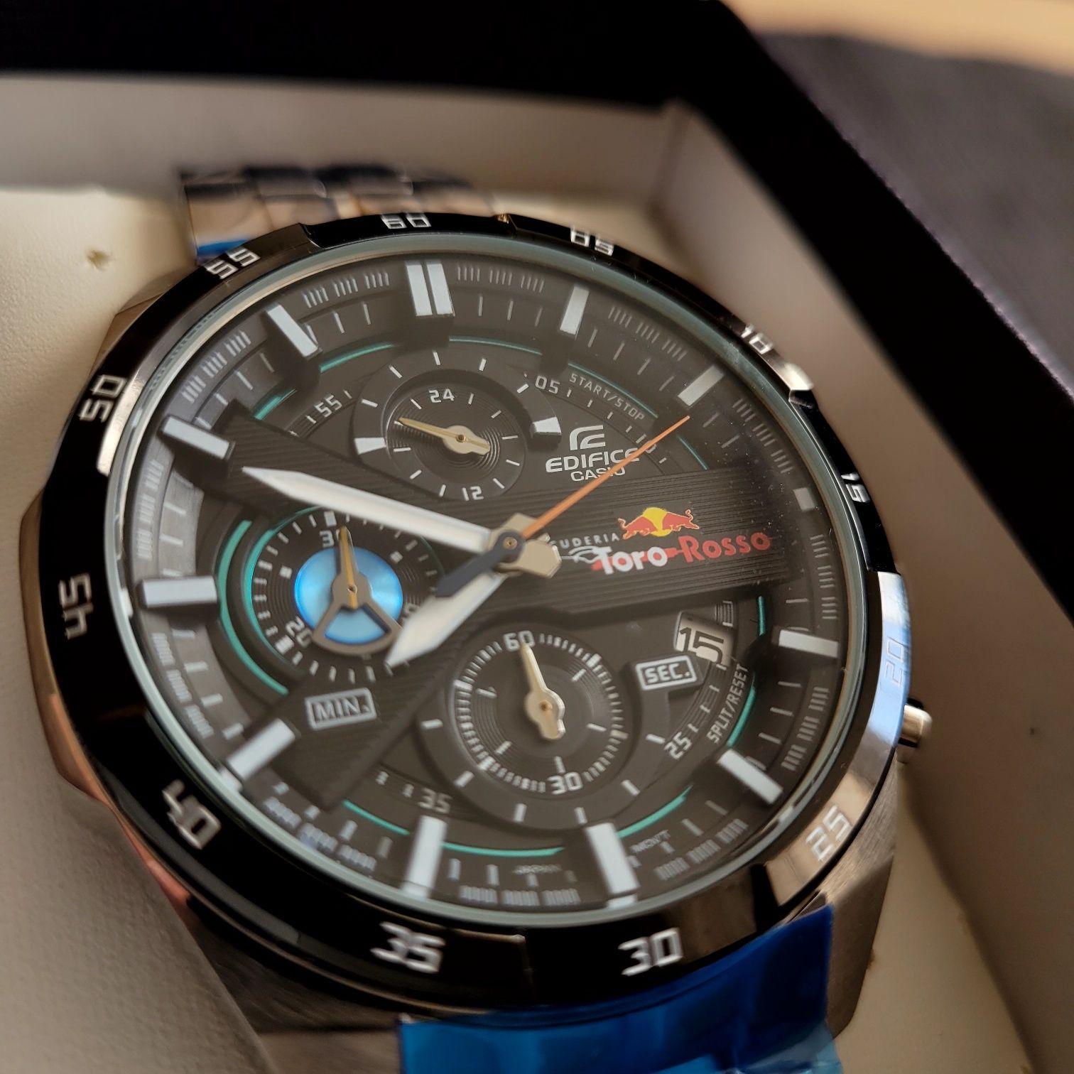 Zegarek męski na bransolecie Casio Edifice Red Bull F1.