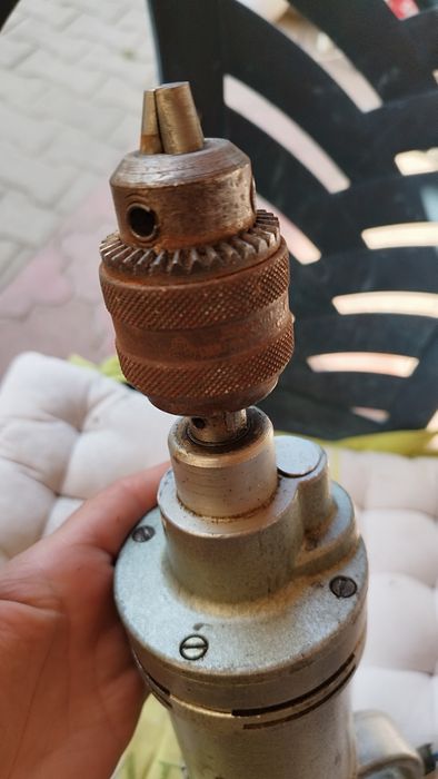 stara, metalowa wiertarka elektryczna. PRL