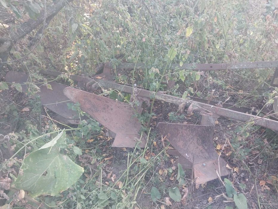 Продам Плуг трьох корпусний всі деталі по тел