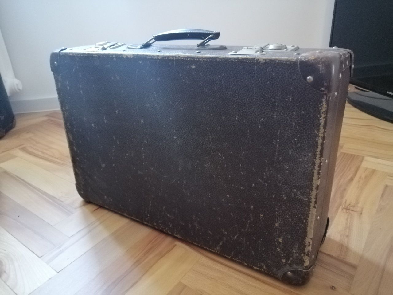 Zabytkowa stara walizka czarna