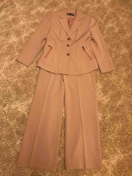 Продам женский брючный костюм