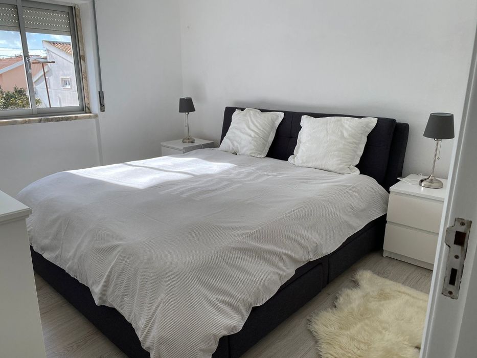 Cama de casal impecável sem colchão