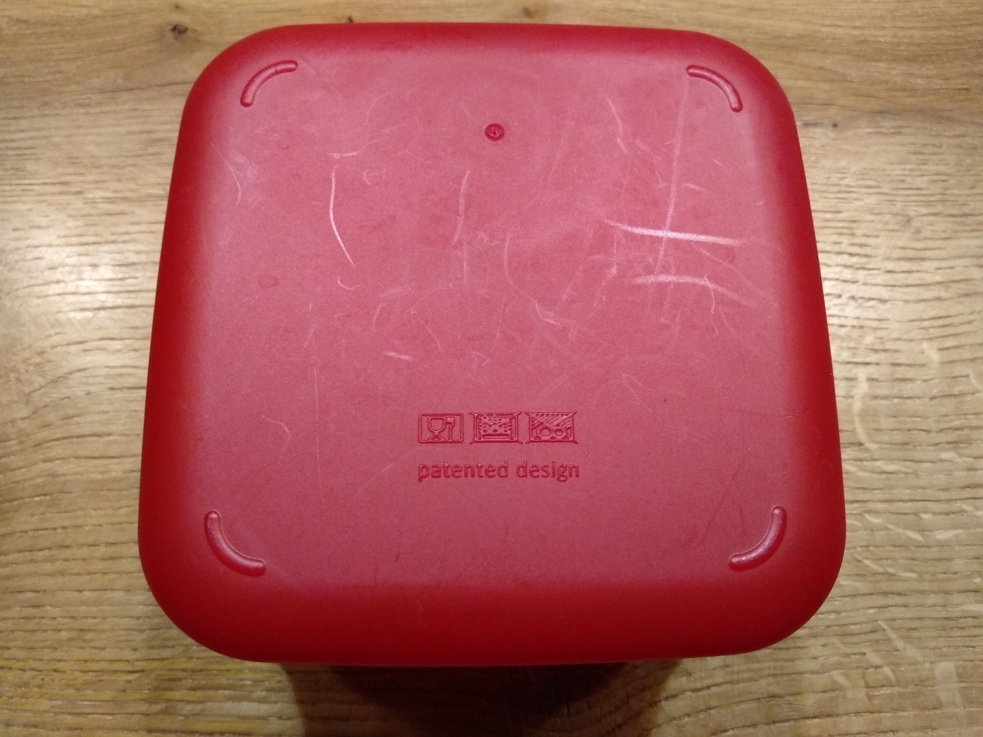 Czerwony pojemnik śniadaniówka lunchbox z widelczykiem