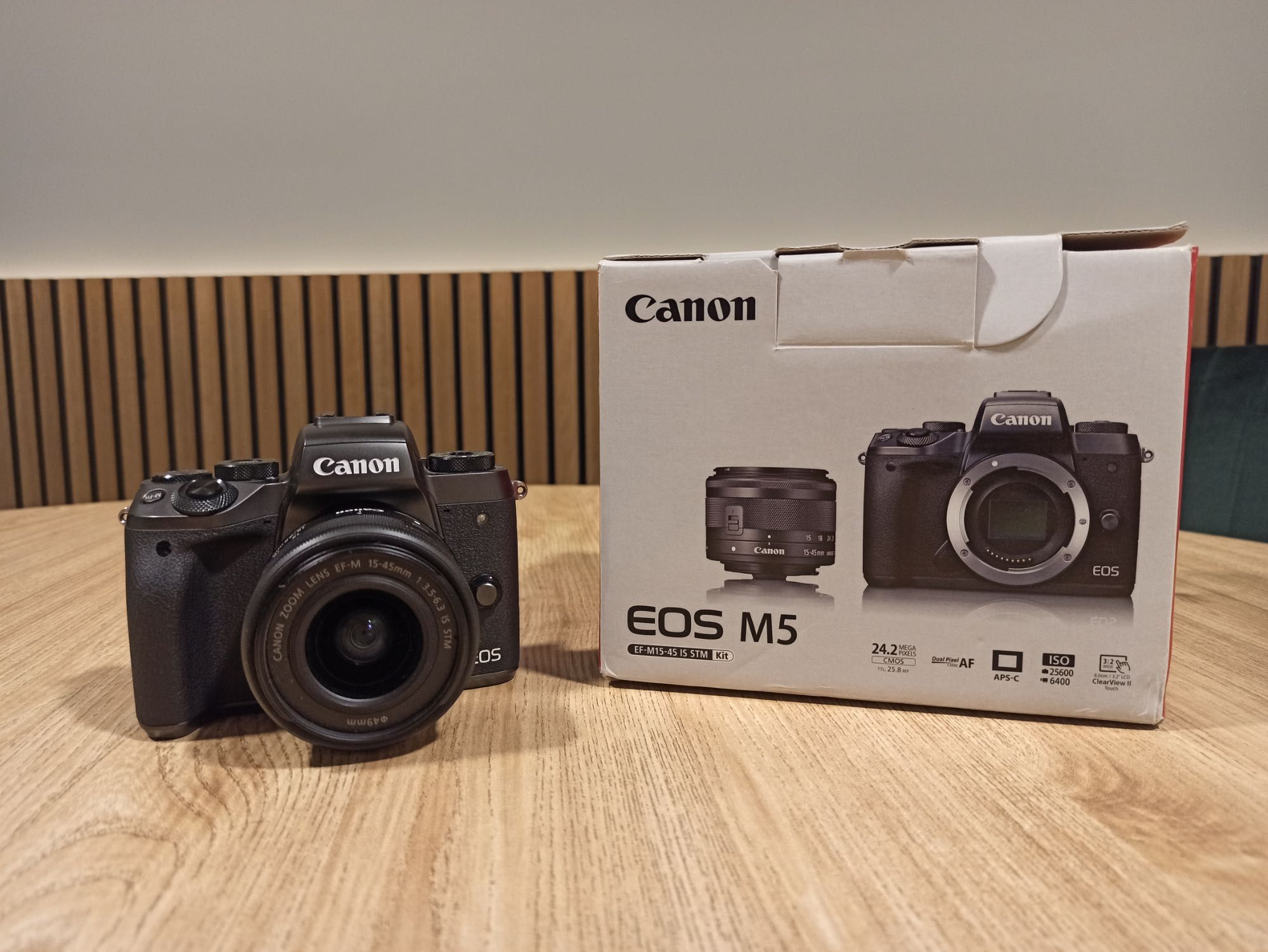Canon Eos M5 + lente 15-45 + adaptador para lentes EF