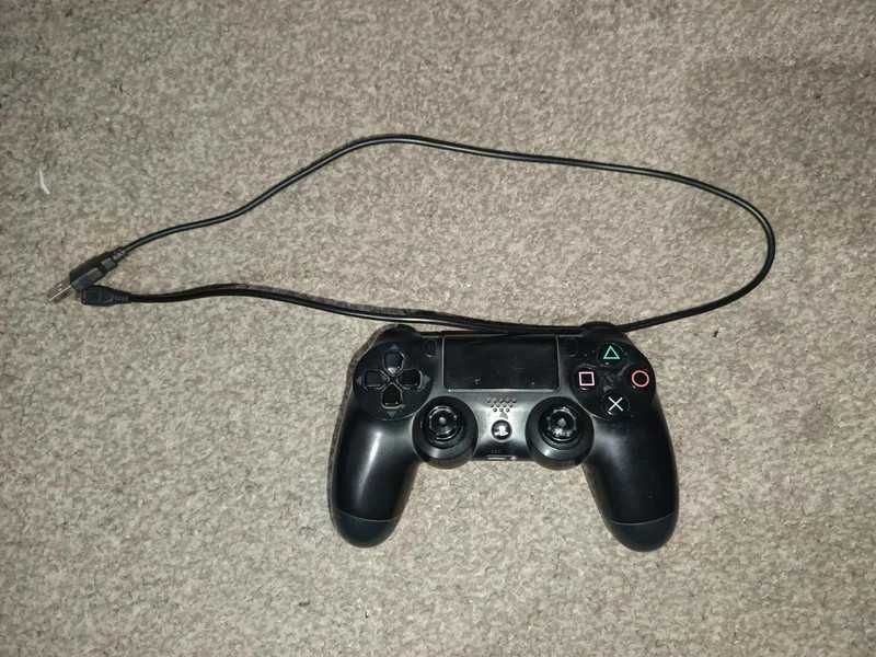 Konsola Playstation 4 w zestawie z padem i grami