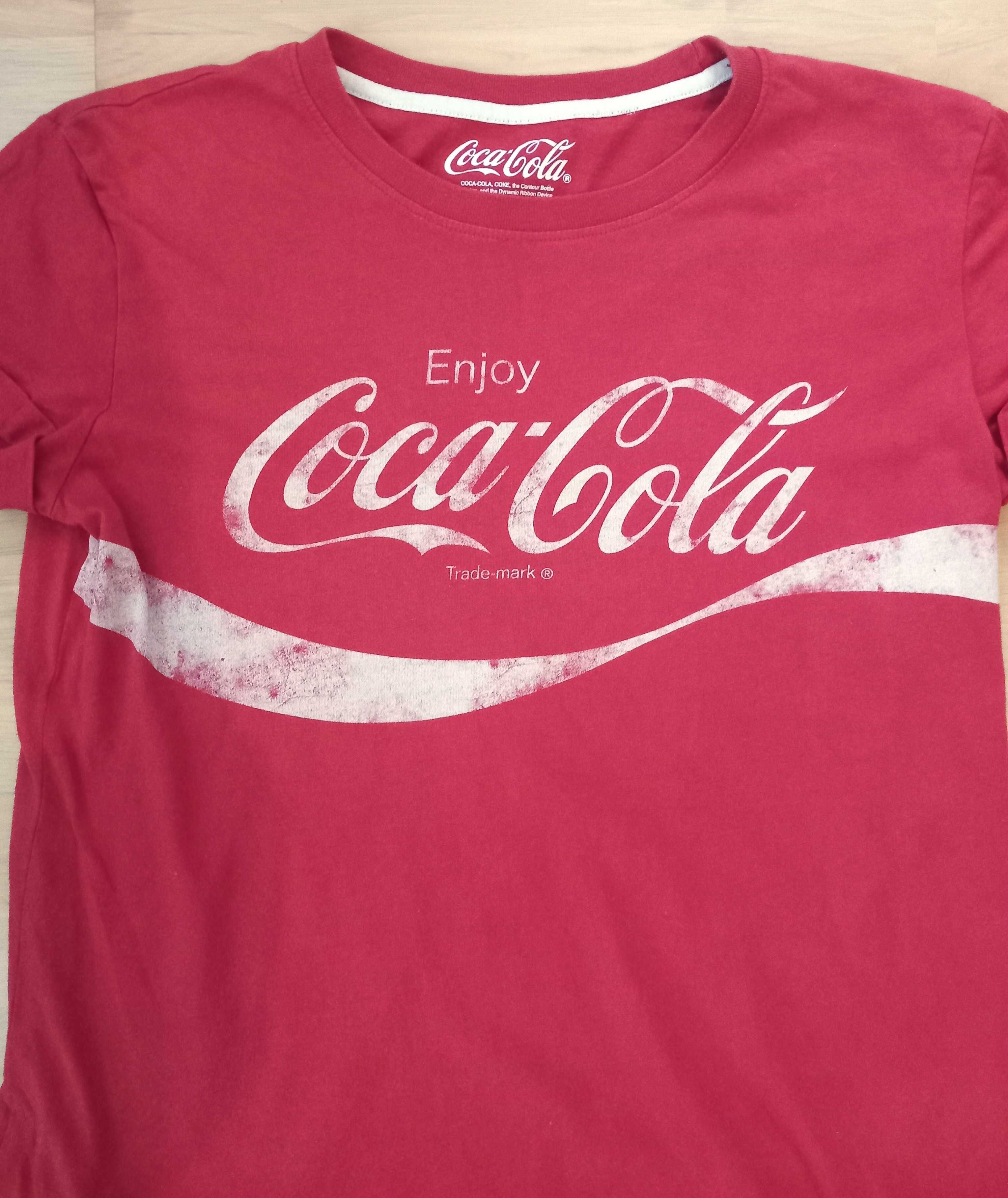 Czerwony T-shirt z kolekcji Coca Cola z efektem zużycia