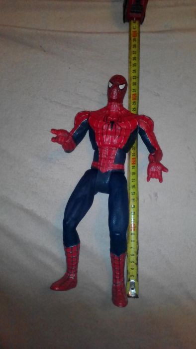 Человек-паук с оружием