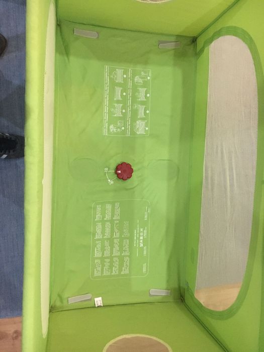 cama de viagem da Chicco - verde