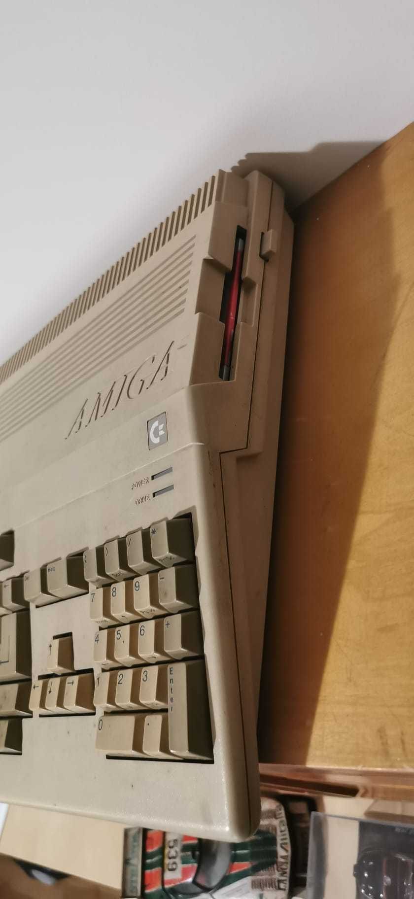 Commodore Amiga 500 com muitos acessórios vintage (Funcional)