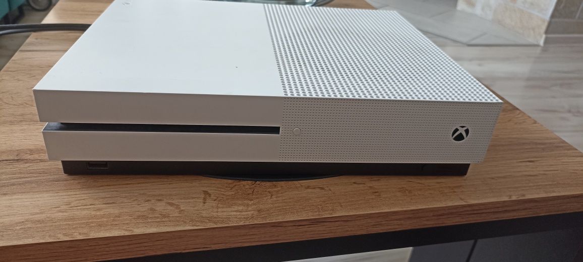 Xbox one s + stacja ładująca 1tb